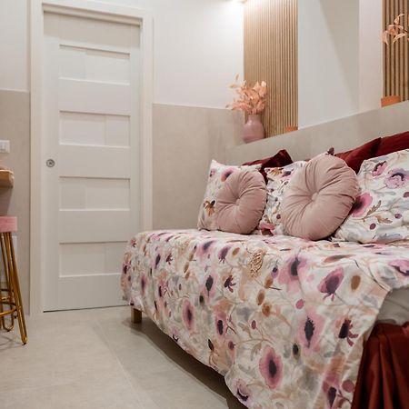 Palazzo Nicolaus Del Lungomare Bed & Breakfast Bari Bagian luar foto