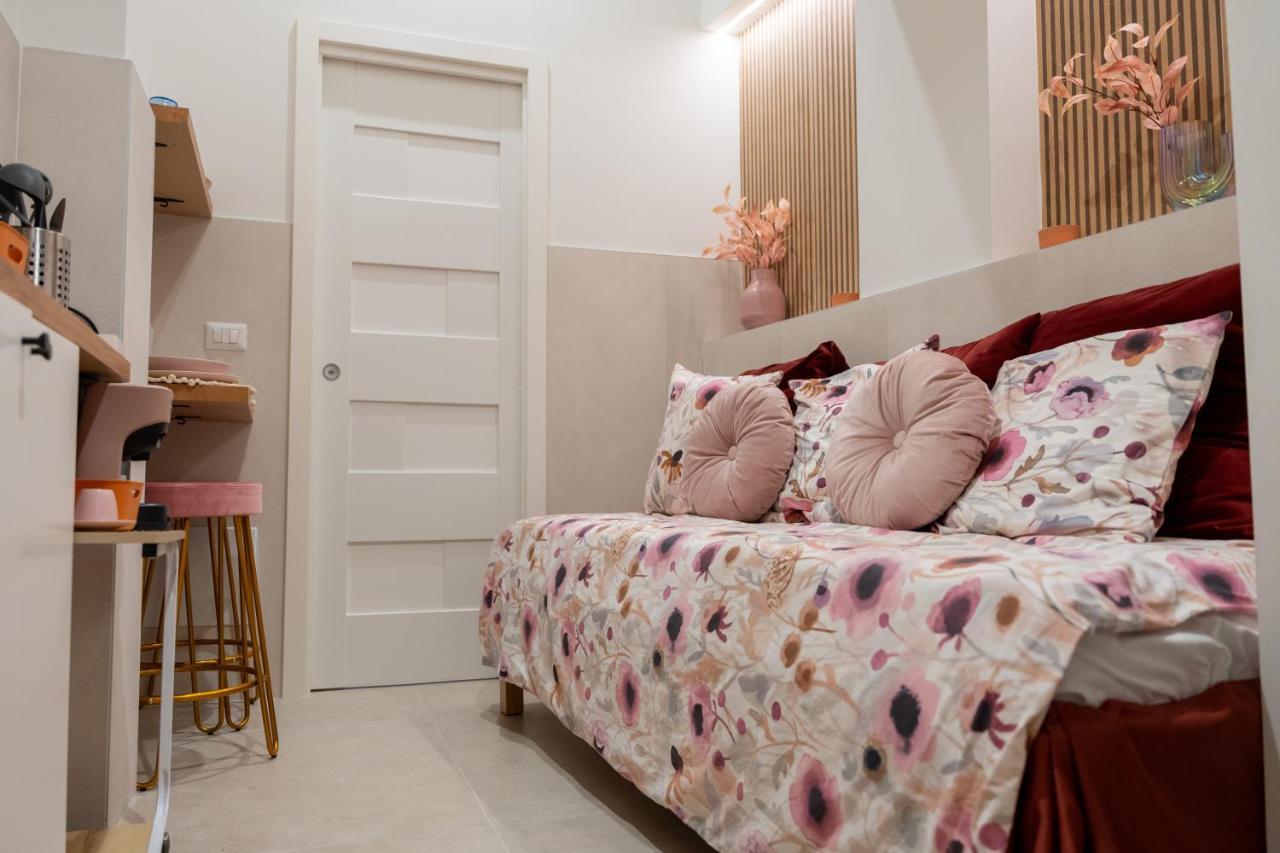 Palazzo Nicolaus Del Lungomare Bed & Breakfast Bari Bagian luar foto