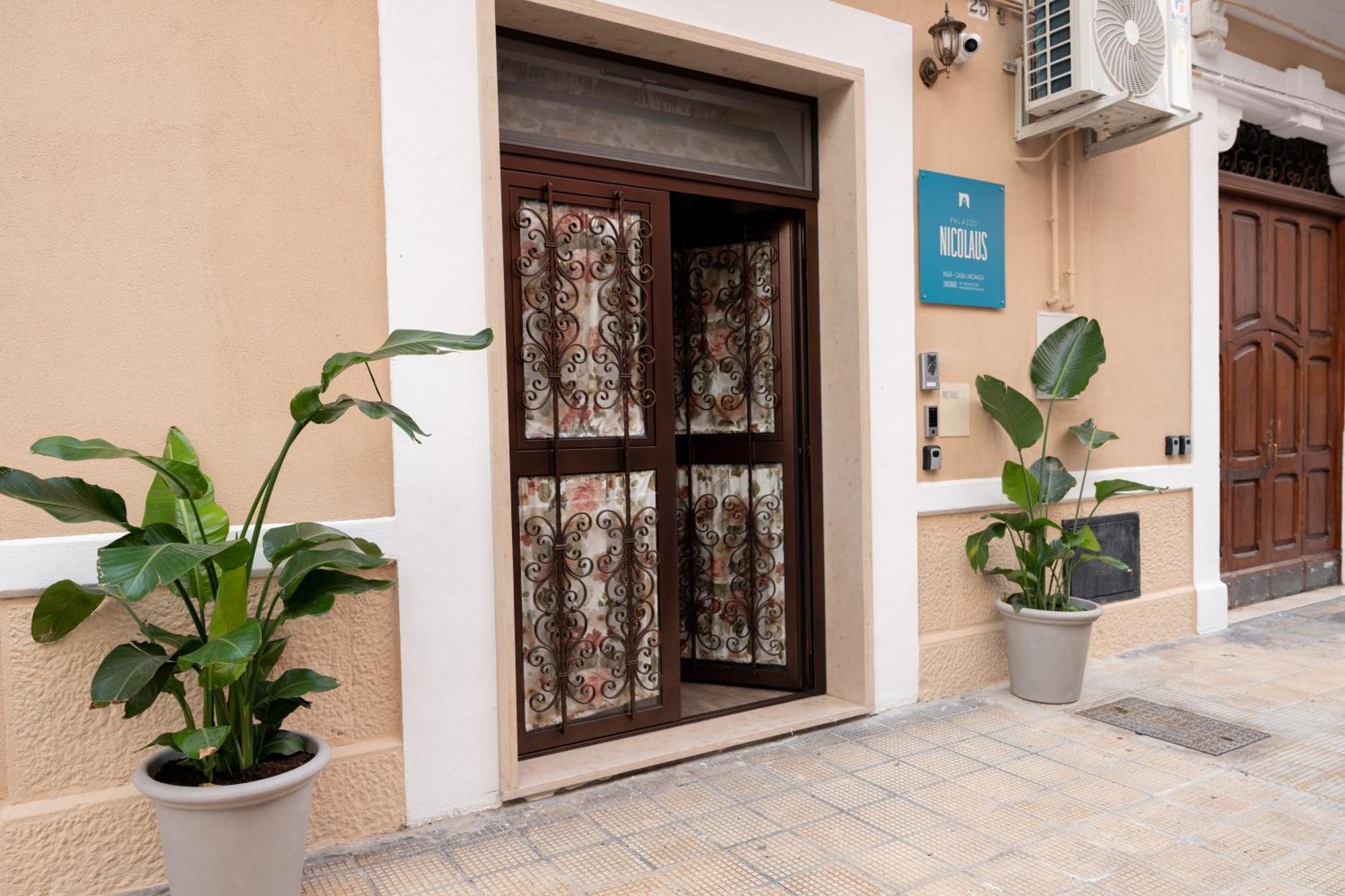 Palazzo Nicolaus Del Lungomare Bed & Breakfast Bari Bagian luar foto